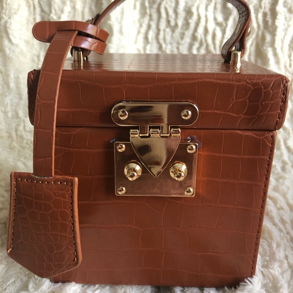 Faux croc leather bag in trunk style - Picture 4 of 6